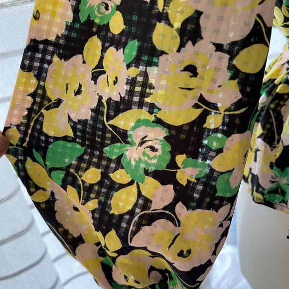 NWT XS Electric Floral Spring/Summer Blouse! - Picture 4 of 4